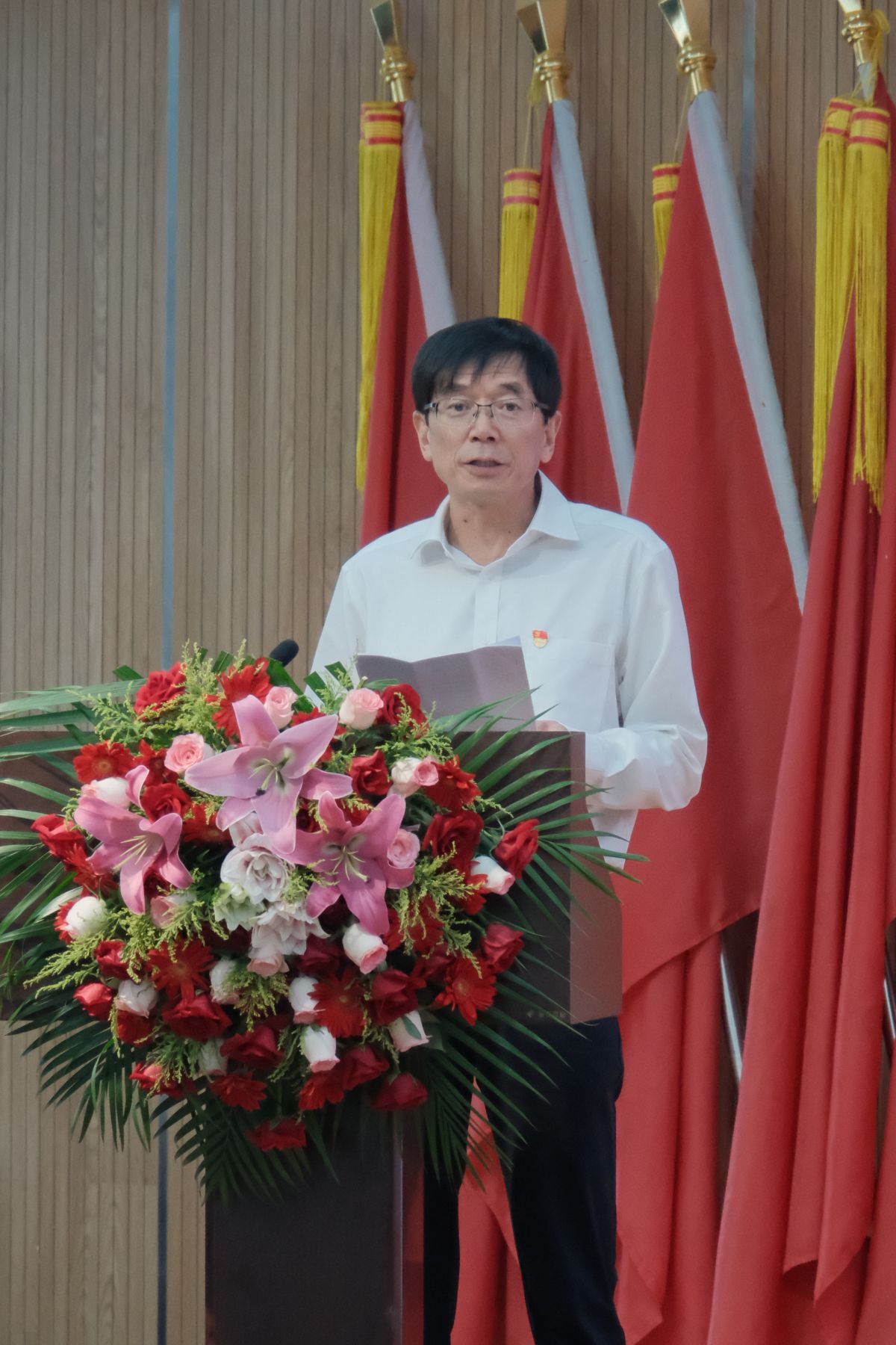04黨委委員、副董事長陳云宣布年度先進黨支部和優(yōu)秀共產(chǎn)黨員名單.jpg