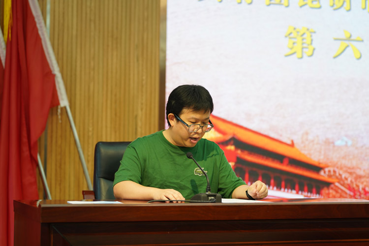 02第五屆團總支副書記王啟帆主持宣讀此次大會會議議程.jpg