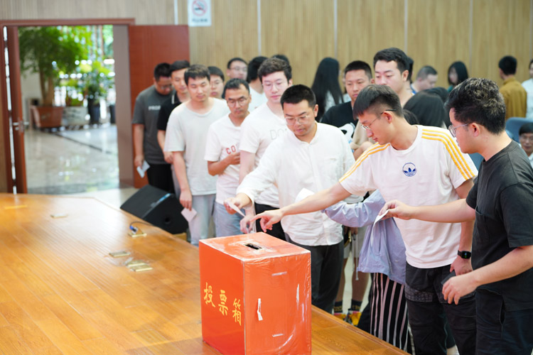 07對第六屆團總支委員會委員候選人進行投票.jpg